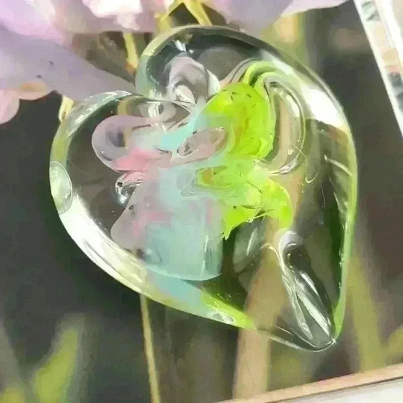 Glass  heart paper weight - Picture 2 of 12